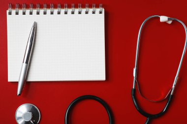 Kırmızı masadaki steteskop, konsept tıp