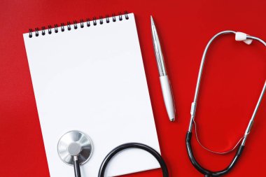 Kırmızı masadaki steteskop, konsept tıp