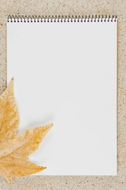 Masa üstü görünümünde defteri aç