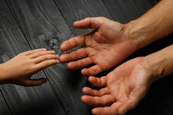 Mains d'un homme âgé tenant la main d'un enfant — Photo