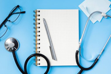 Stetoskop tıp kavramı mavi bir masada