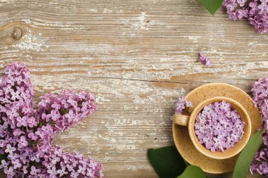 Ahşap arka planda çiçekler var. Boş alan var.