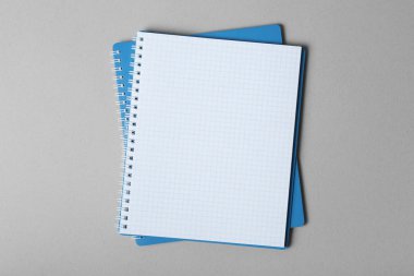 Gri arkaplanlı kalemli defter