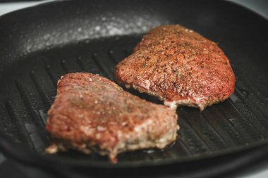 Tavada çiğ et evde baharatlarla kızartılır