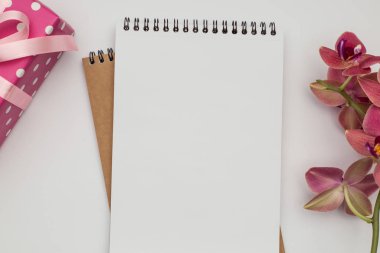 Hediye ve kalem ile beyaz masa üstünde defter