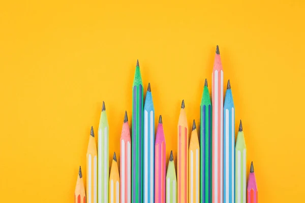 노란색외진 배경 위에 있는 다채 로운 연필 — 스톡 사진
