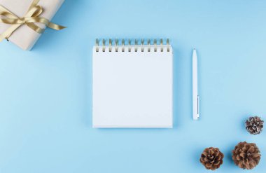 Mavi arkaplanda beyaz defter