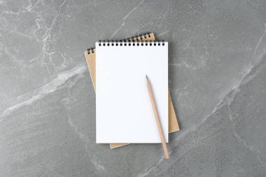 Defter mermer masanın üstünde.