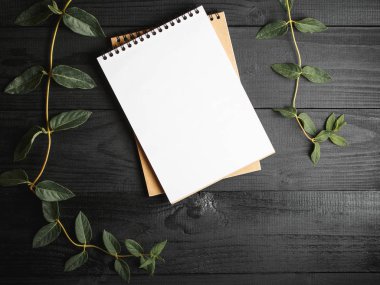 Siyah ahşap bir arkaplanda dizüstü bilgisayar