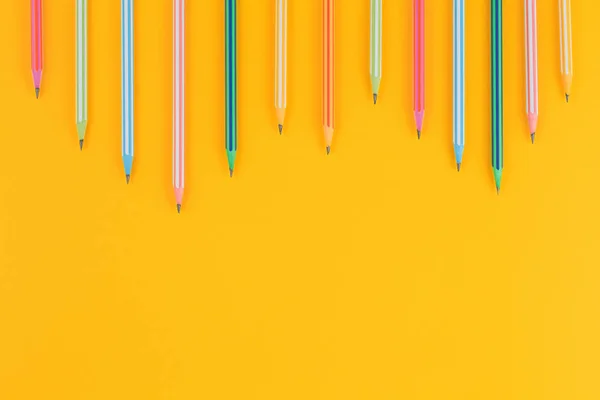 Buntstifte auf gelbem isolierten Hintergrund — Stockfoto