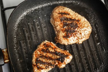 Tavada güzel rosto olan et evde kızarır.