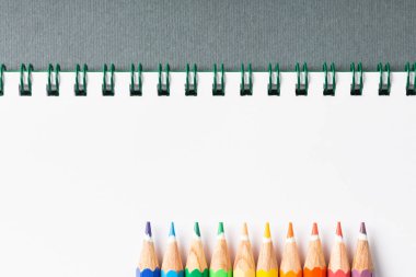 Gri arkaplan görünümünde renkli kalemler