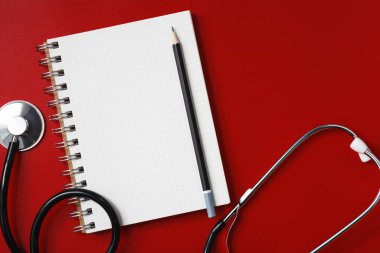 Kırmızı masadaki steteskop, konsept tıp
