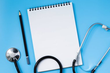 Stetoskop tıp kavramı mavi bir masada