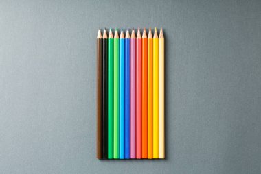 Gri arkaplandaki renkli kalemler