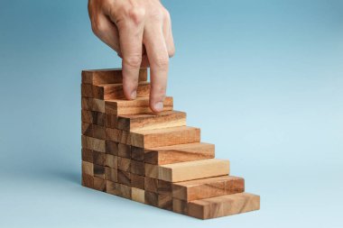 Parmaklar ahşap merdivenlerden aşağı iniyor.