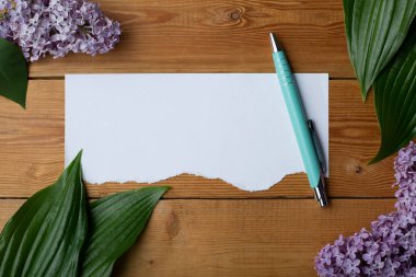 Tahta arka planda çiçekli kağıt