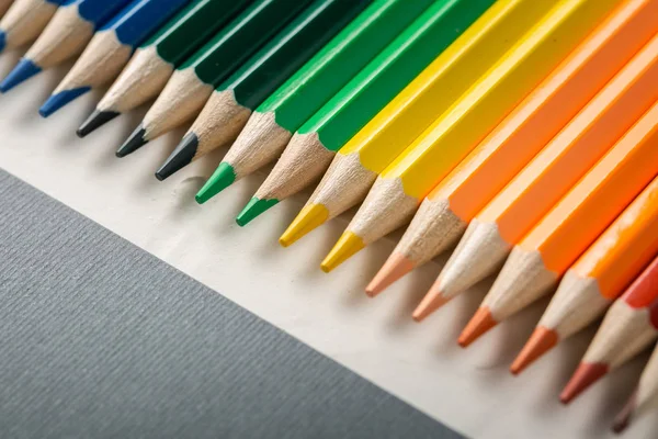 Lápices de colores sobre fondo gris de cerca — Foto de Stock