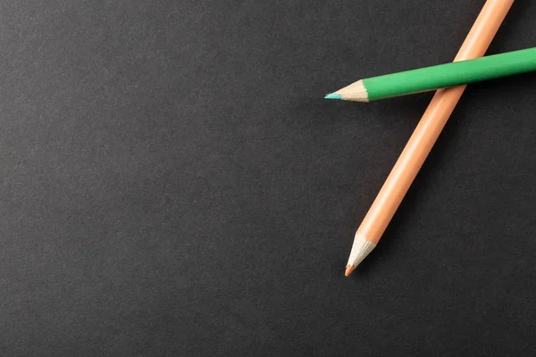Dos lápices de colores en una vista superior de fondo gris. — Foto de Stock