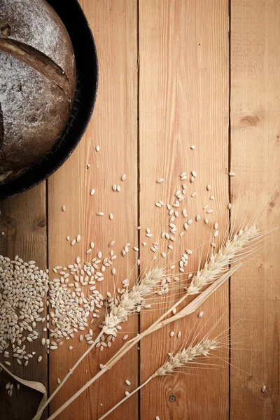 Homemade bread with flour and grain — Stock Photo, Image