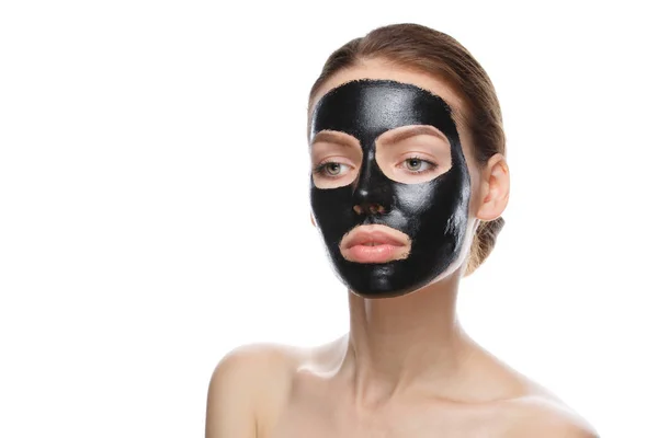 Meisje met zwart cosmetisch masker op gezicht — Stockfoto