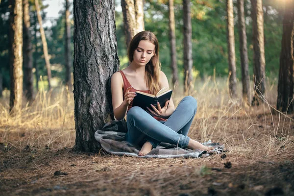 Mulher ler na natureza sob a árvore — Fotografia de Stock