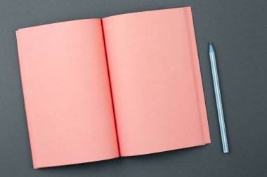 Gri arkaplan görünümünde pembe defter