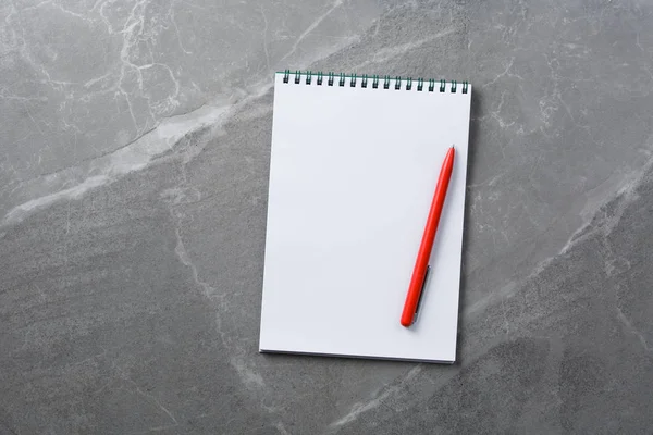 Notebook piros toll márvány háttér — Stock Fotó