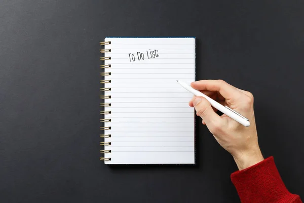 Te doen lijst notebook met zwarte pen in handen — Stockfoto