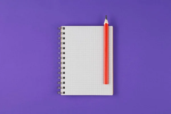 Skola anteckningsbok med penna på violett — Stockfoto