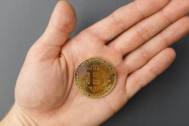 elinde bitcoin, masada bozuk para bitcoin