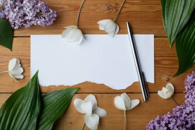 Tahta arka planda çiçekli kağıt