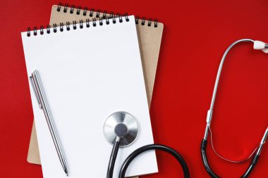 Kırmızı masadaki steteskop, konsept tıp