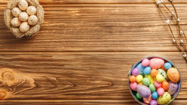 Paskalya arkaplanını tebrik ederim. Yuvadaki yumurtalar