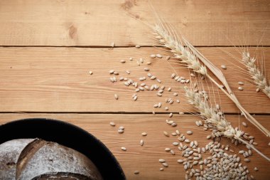 Unlu ve tahıllı ev yapımı ekmek.