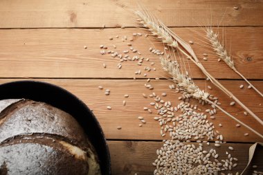 Unlu ve tahıllı ev yapımı ekmek.