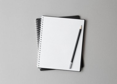 Gri arkaplanlı kalemli defter
