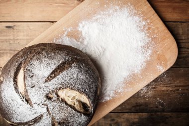 Unlu ve tahıllı ev yapımı ekmek.