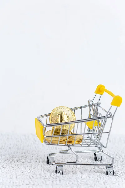 Bitcoin en el carro de la compra — Foto de Stock