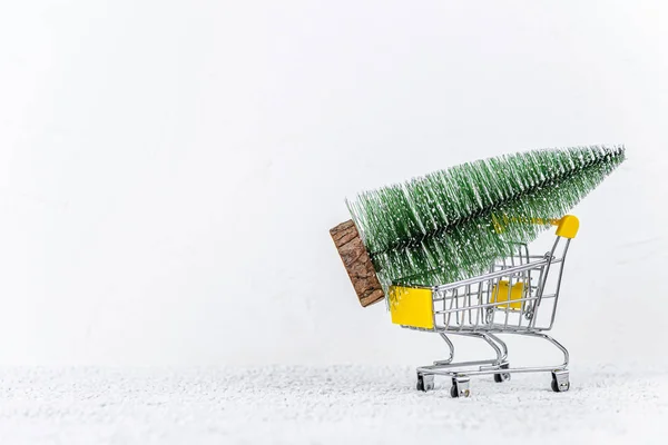 Abeto en el carro de la compra. concepto de Navidad — Foto de Stock