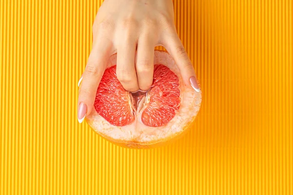 Fruchtzusammensetzung Finger in Grapefruit — Stockfoto