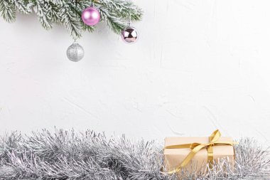 Noel ağacının altında küçük hediye kutuları