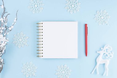 Mavi arkaplanda beyaz defter