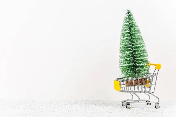 Abeto en el carro de la compra. concepto de Navidad — Foto de Stock