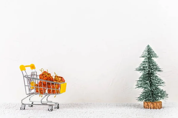 Carrito lleno de pequeños regalos — Foto de Stock