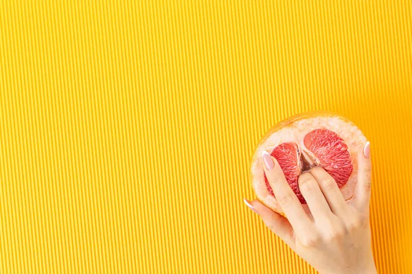 Composição de frutos dedos em toranja — Fotografia de Stock