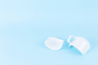 Kırık beyaz bardak mavi arkaplanda