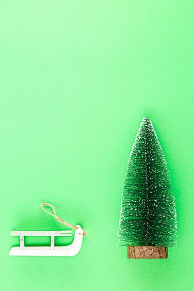 Strom hraček na zeleném pozadí. — Stock fotografie