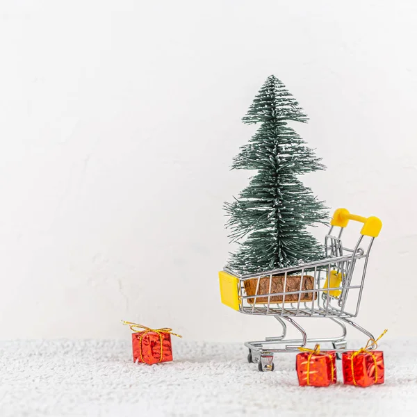 Abeto en el carro de la compra. concepto de Navidad — Foto de Stock