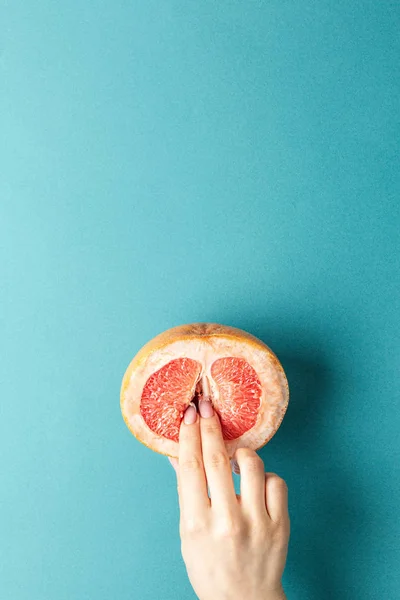 Composition du fruit doigts dans le pamplemousse — Photo